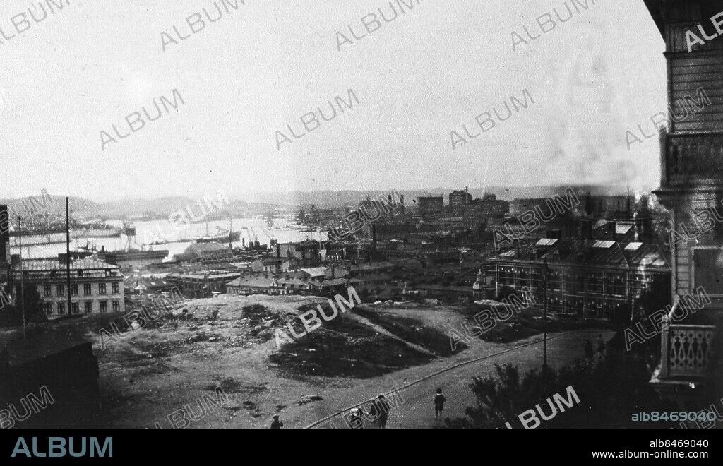 Masthugget slutet 1920 -tal.. Den s.k. Banken. Idag platsen för HSB:s "nybygge" på Fjällgatan 3-9.. I förgrunden Fjällgatan. Klamparegatan gör nedanför. Huset till vänster var Klamparegatan 5 och byggt av Johannes Andersson s.k. "Bostabrista".. *** Local Caption *** . Kamerareportage.
