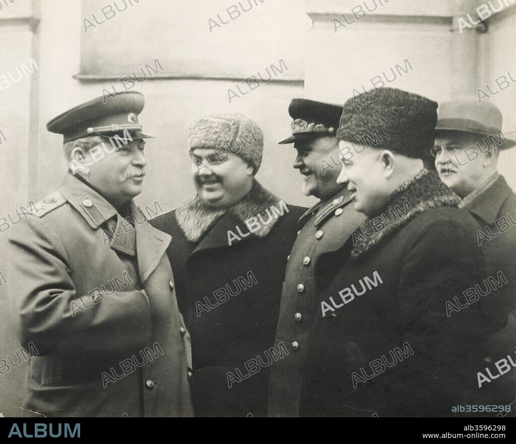 ANÓNIMO. Joseph Stalin, Georgy Malenkov, Nikolai Bulganin, Nikita Khrushchev and Vyacheslav Molotov. November 7, 1952.