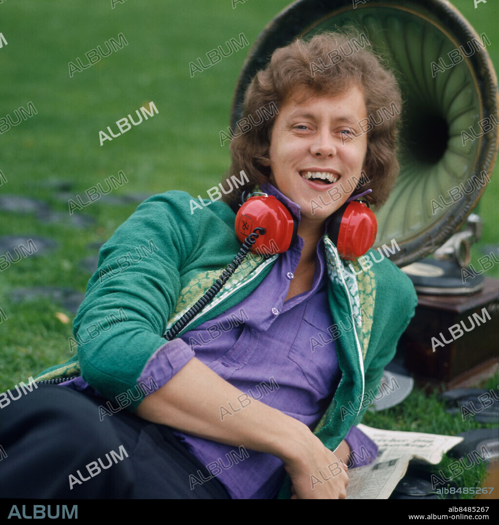 1972-09.. Svensktoppen 10 år Publ i RiR 42/72, omslag. Hörlurar Leende Programledare Radiopratare CD557 persons: ULF ELFVING sites: SVERIGE.