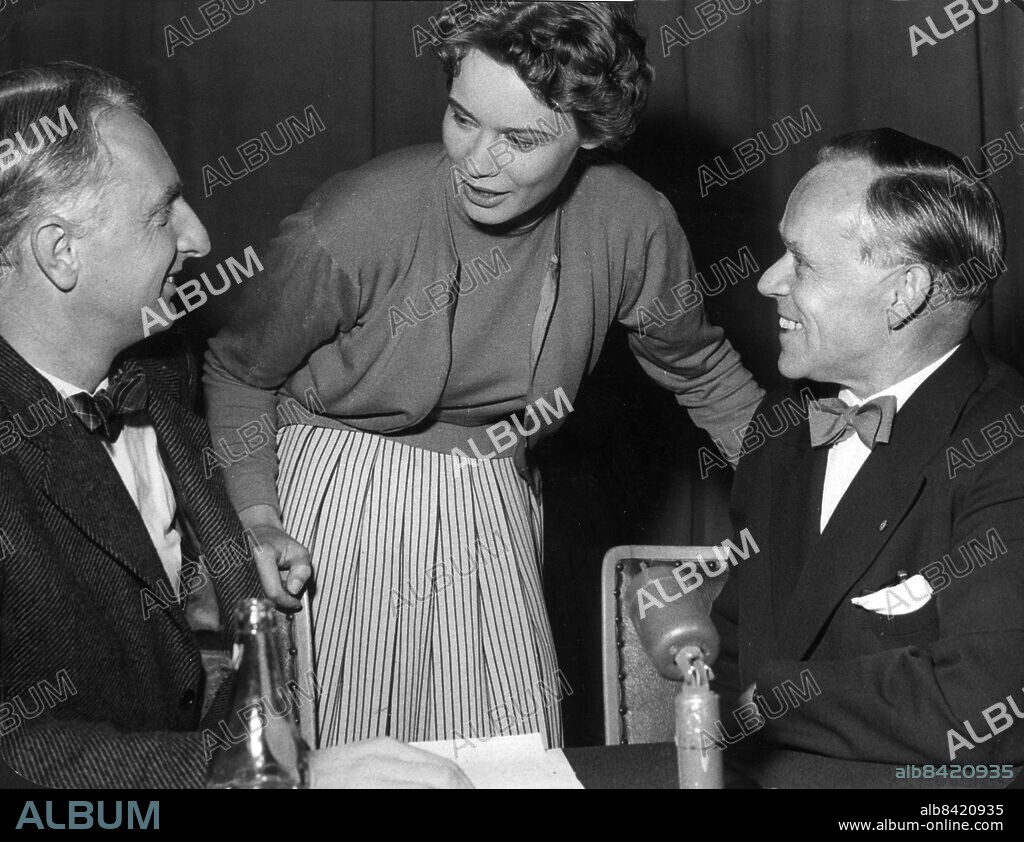19560906 - 22-åriga fru Ulla-Britt Dickman med de två svarande riksdagsmännen Olle Dahlén (tv) och C.W. Carlsson . Foto: Tore Falk Kod: 1048 COPYRIGHT SCANPIX SWEDEN.