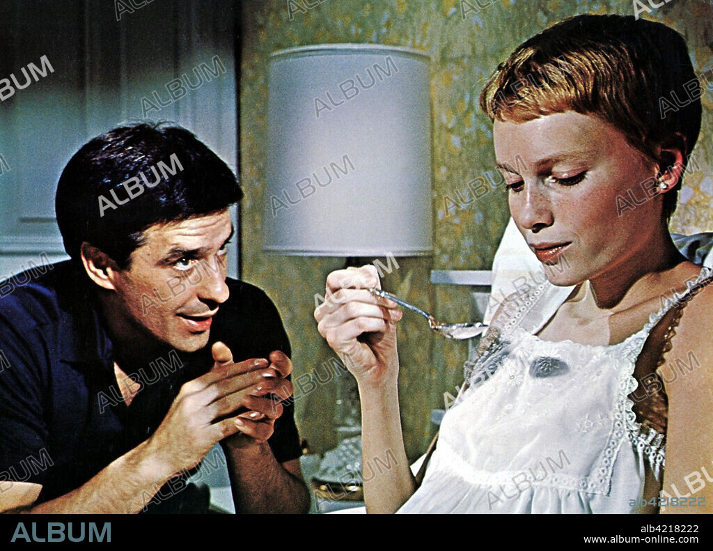 JOHN CASSAVETES und MIA FARROW in ROSEMARY'S BABY, 1968, unter der Regie von ROMAN POLANSKI. Copyright PARAMOUNT PICTURES.