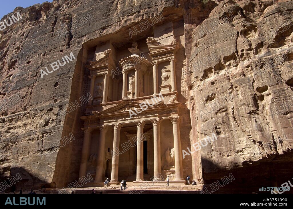 The Treasury building (Al Khazneh), Petra, UNESCO World Heritage Site, Jordan, Middle East.