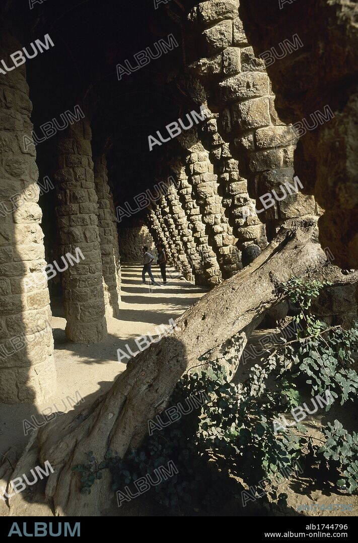 ARTE S. XIX. MODERNISMO. PARQUE GÜELL (1900-1914). ANTONI GAUDI (1852-1926). Viaducto sobre porches de piedra. Gaudí respetuoso con los colores naturales del lugar, utilizó solamente piedra tomada de la propia finca. BARCELONA. Cataluña.