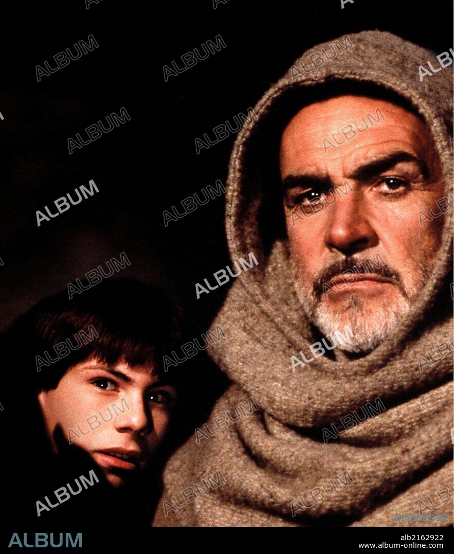 CHRISTIAN SLATER y SEAN CONNERY en EL NOMBRE DE LA ROSA, 1986 (DER NAME DER ROSE), dirigida por JEAN-JACQUES ANNAUD. Copyright NEUE CONSTANTIN FILM PRODUKTION.