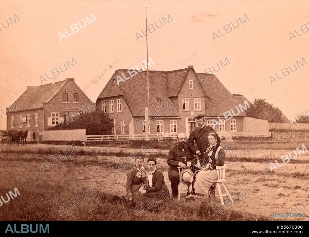 Sylt (Nordfriesische Insel), Westerland. Familienbild vor Häusern in Westerland. Foto, um 1900.