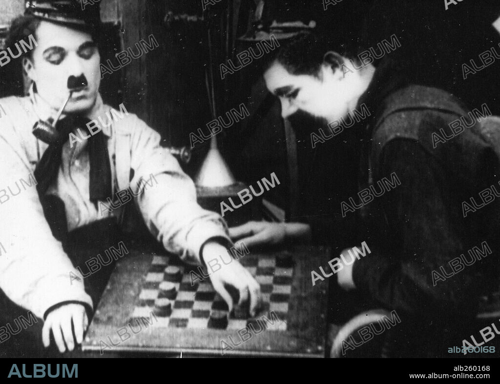 CHARLIE CHAPLIN en CHARLOT, BOMBERO, 1916 (THE FIREMAN), dirigida por CHARLES CHAPLIN. Copyright LONE STAR/MUTUAL FILM.