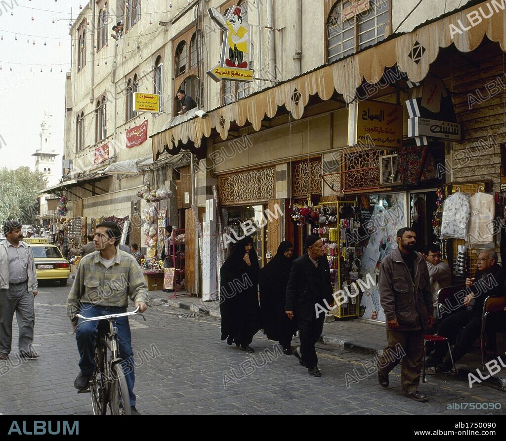 SIRIA. DAMASCO. Vista de una de las animadas calles del casco antiguo de la ciudad.