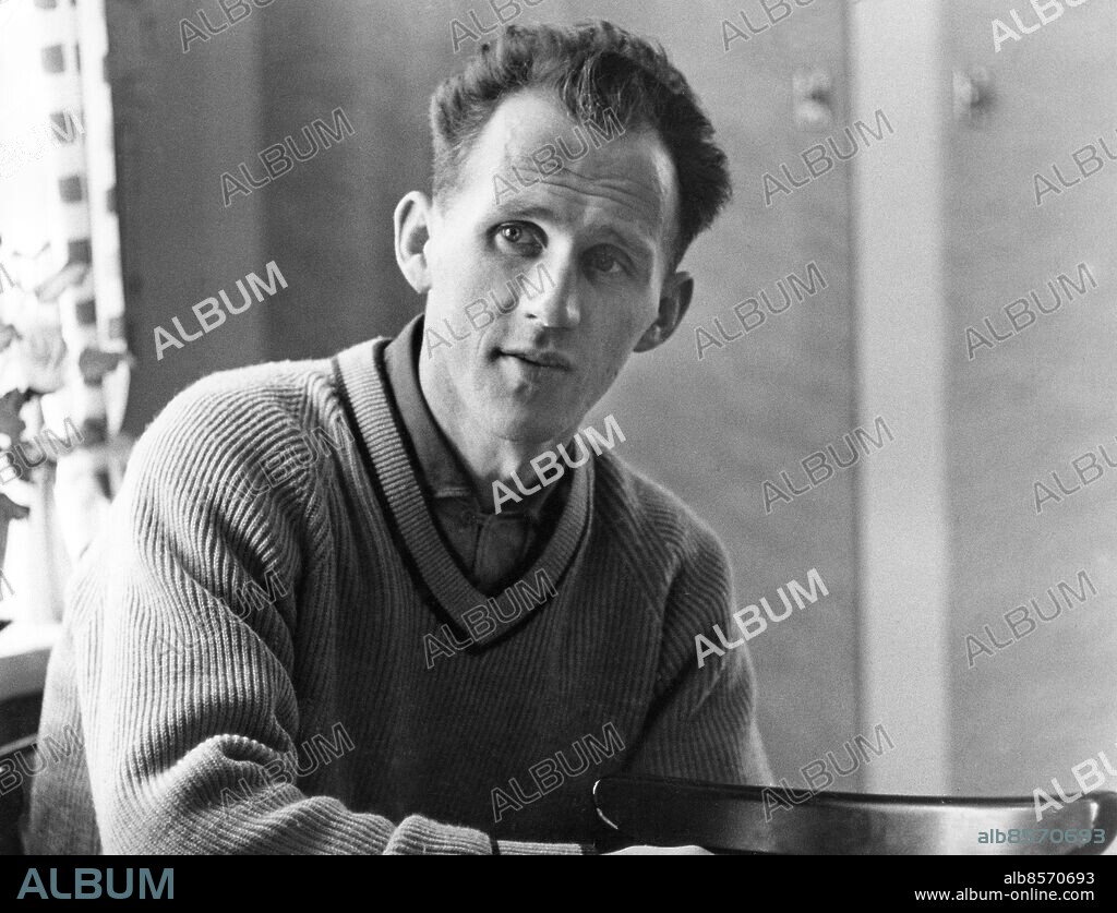 LIMA 1960-01-15.. Sixten Jernberg, skidåkare.. Foto: Jarl Ekenryd / RiR / SVT / Kod: 5600. Reportage publ. i RiR 5/60 sid. 9-11 inför TV-programmet Indiankvinnans dal och radioprogram.. RiR 15306 sv/v. Mapp: Jernberg, Sixten . V-ringad tröja.