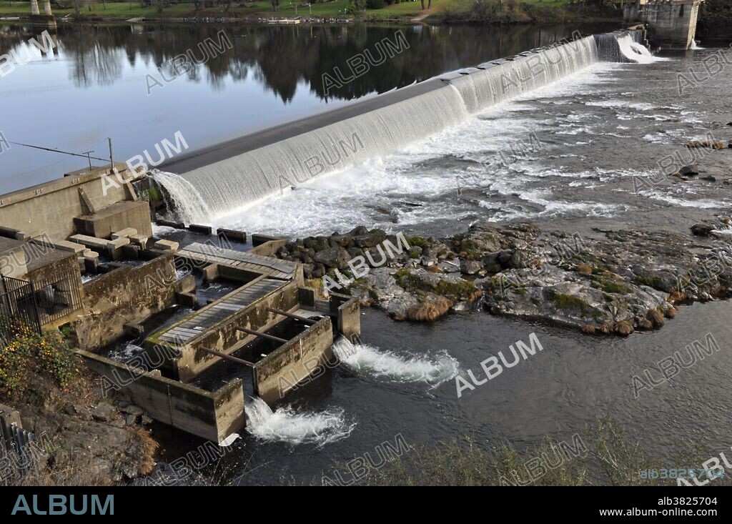 Winchester Dam and fish ladder for salmon and steelhead on the North Umpqua River, Winchester, Oregon, USA.