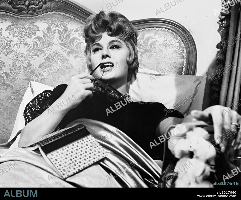 SHELLEY WINTERS in A HOUSE IS NOT A HOME, 1964, directed by RUSSELL ROUSE. Copyright EMBASSY PICTURES.
