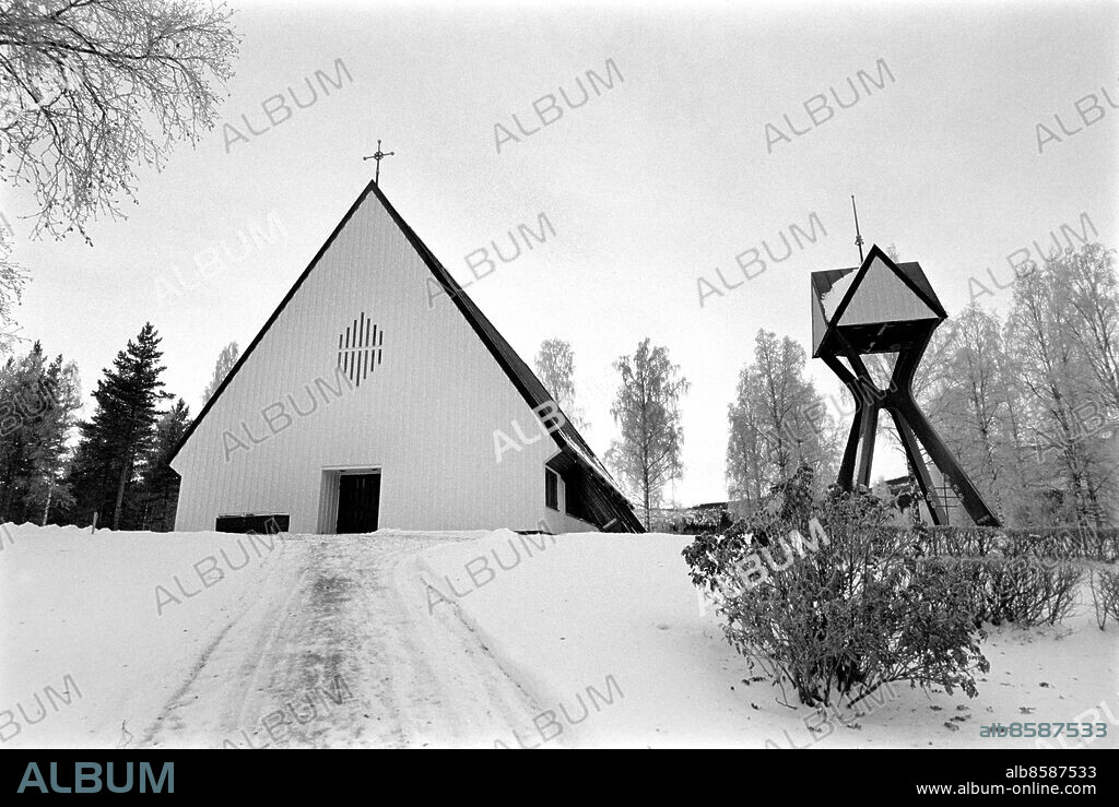 VÄRMLAND HÖLJES 1973-11-23. Reportage inför LIVAT I FINNSKOGARNA Radioprogram. Sänt första gången 1974-01-09. Här ses Norra Finnskoga kyrka i Höljes från utsidan. Foto: Bo-Aje Mellin / RiR / SVT / Kod: 5600 Reportage publ. i RiR 2/74 sid. 14-16. RiR 21054 sv/v neg    Exteriör Klockstapel sites: VÄRMLAND;HÖLJES;SVERIGE.