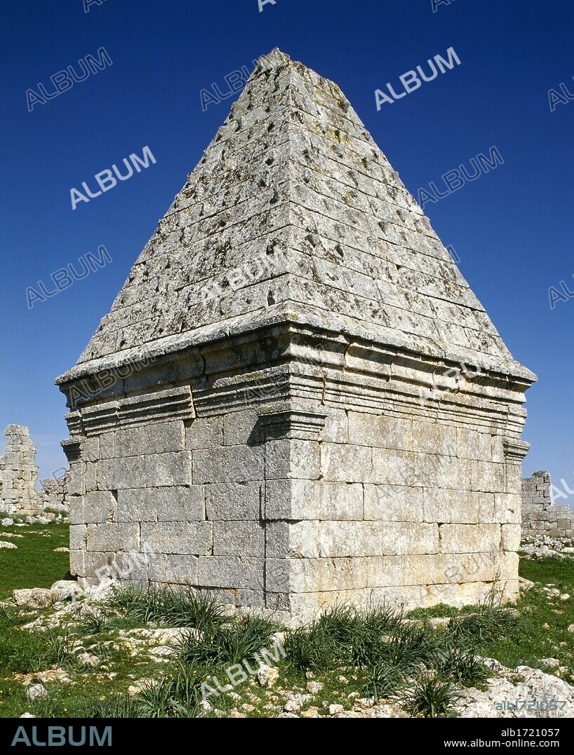 ARTE ROMANO. SIRIA. Bara. Vista general de la tumba piramidal de período bizantino. (CIUDADES MUERTAS).