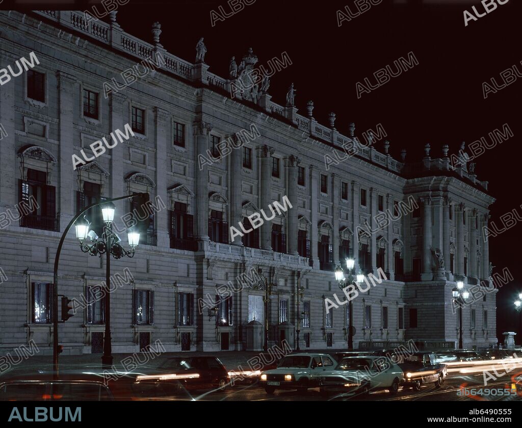 GIOVANNI BATTISTA SACCHETTI. FACHADA PRINCIPAL DEL PALACIO REAL DE NOCHE CON COCHES POR LA CALLE BAILEN.