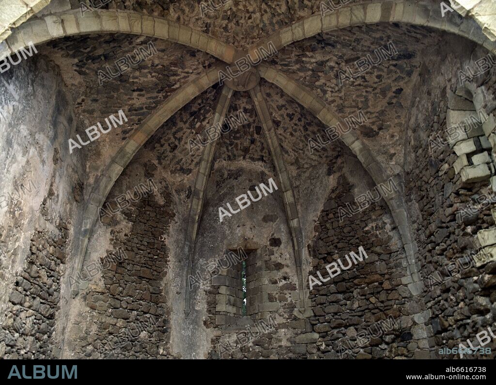 BOVEDA DE CRUCERIA DE LOS RESTOS DE LA IGLESIA SITUADA DENTRO DEL RECINTO MEDIEVAL AMURALLADO DE TOSSA DE MAR - SIGLO XIV.