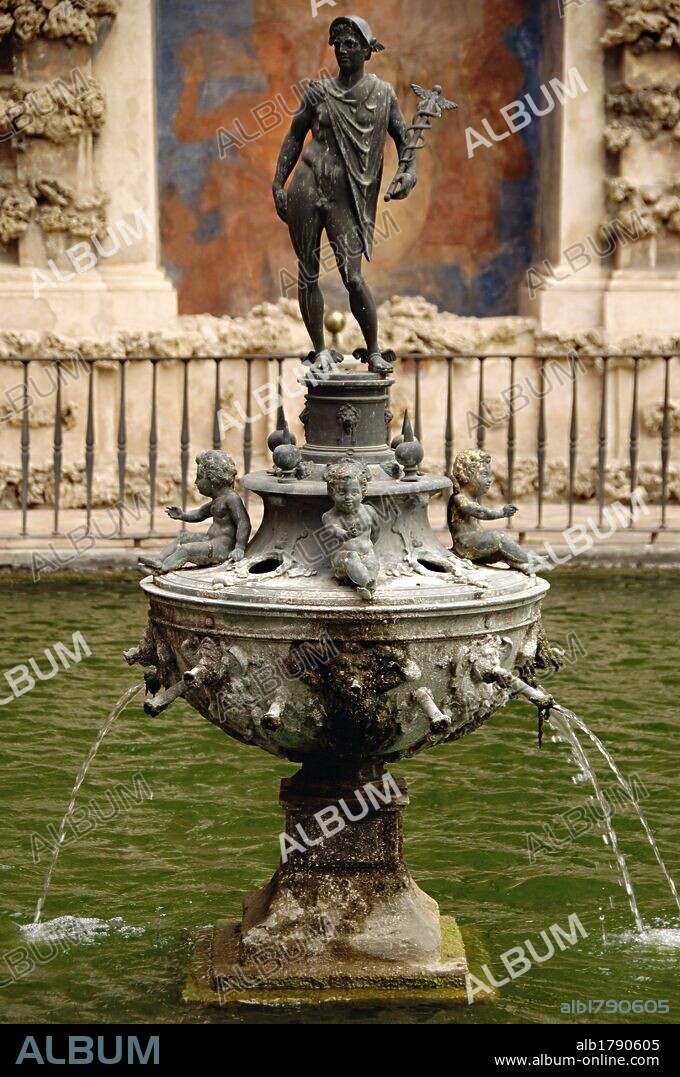 FUENTE DE MERCURIO, situada en el estanque del mismo nombre. JARDINES DEL REAL ALCAZAR. SEVILLA. Andalucía. España.