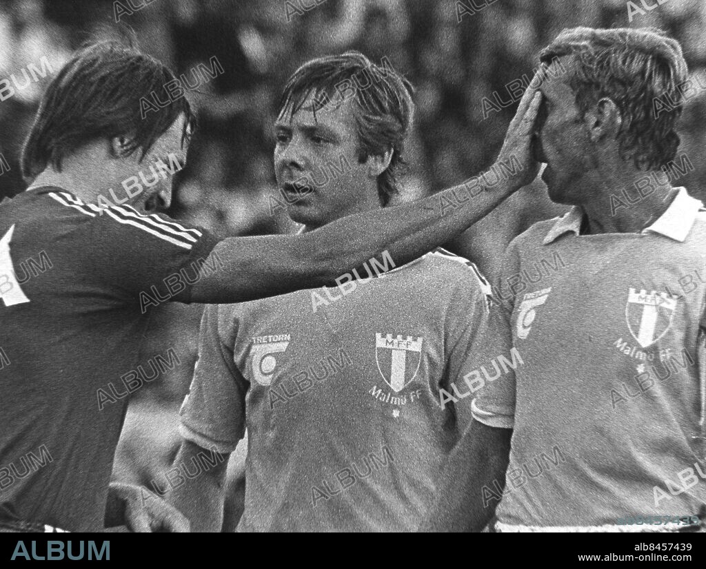MALMÖ 19780806. Österspelaren Jan-Olof Bergqvist (t.v.) har en annan uppfattning än Malmö FF:s Bosse Larsson (t.h.). Tore Cervin i mitten.. Foto: Torbjörn Andersson / XP / SCANPIX / Kod: 4 . ** AFTONBLADET OUT *'.