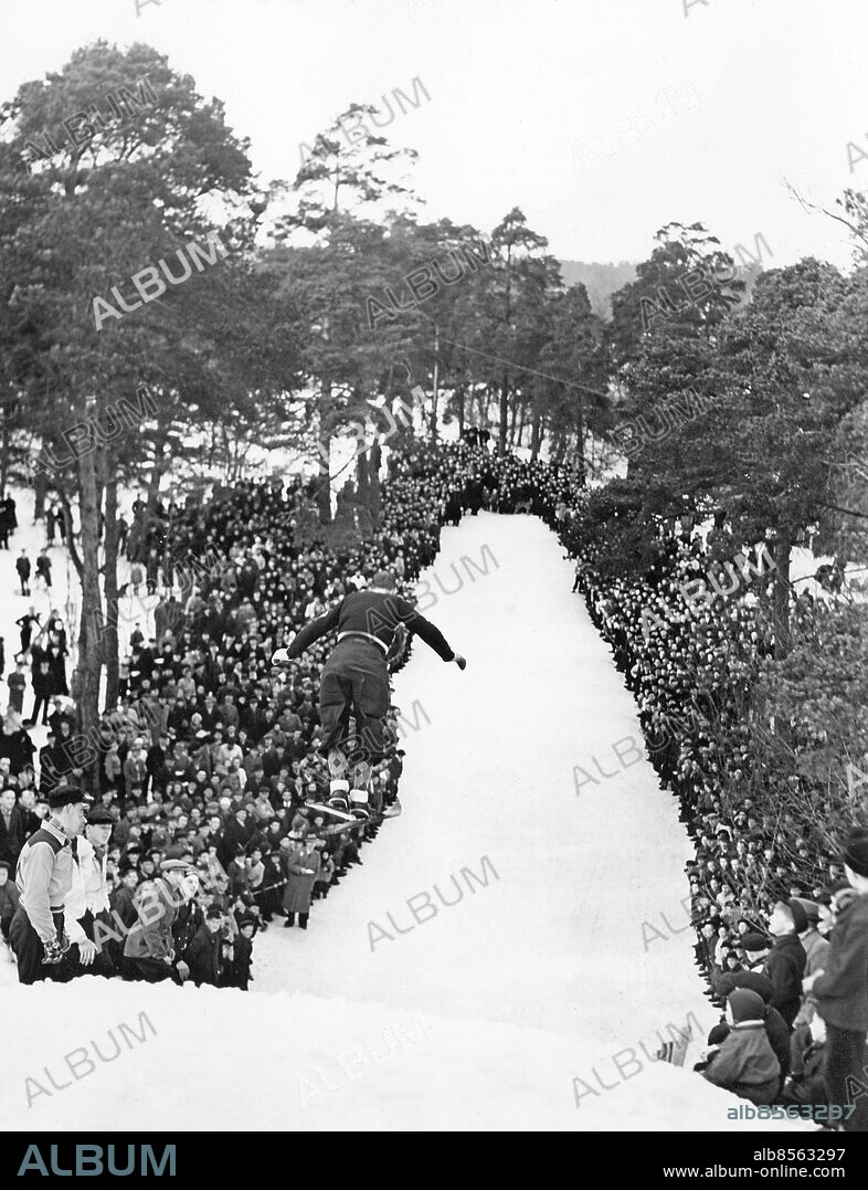 STOCKHOLM 1940-03-31.. Propagandatävlingar i backhoppning hålls i Stadshagens skidbacke under stor publiktillströmning. Här ses Gunnar Carlsson, Djurgården, som vann tävlingen.. Foto: AB Text & Bilder / SVT / Kod: 5600. Mapp: Skidbacken Fiskartorpet m.m. I:36a. Backhoppning Åskådare.
