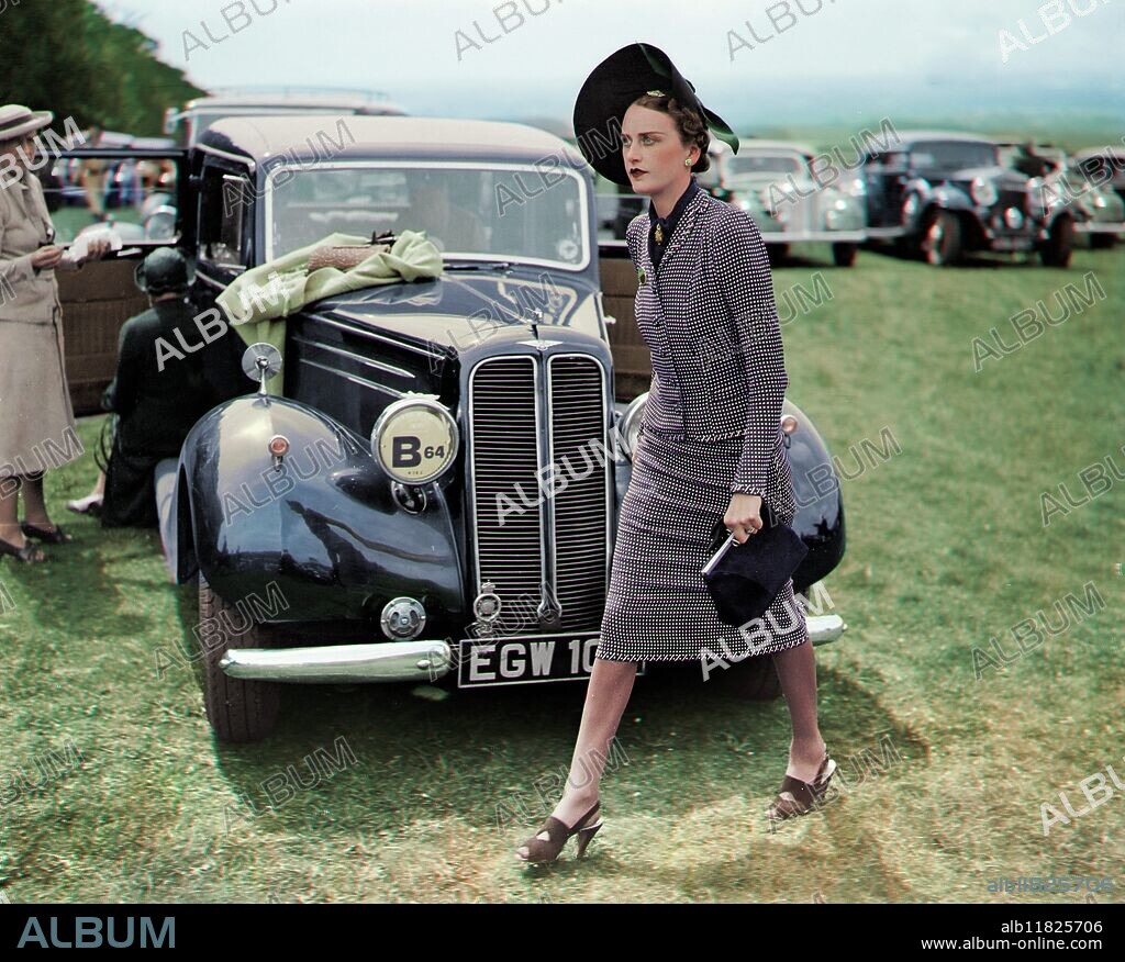 Mrs Murray Smith : ( 5 May 1911 - 22 January 1999 ) , nÃ©e Ulrica Thynne of Muntham Court in Findon , looking stunning while attending Goodwood , West Sussex , England . 1938.