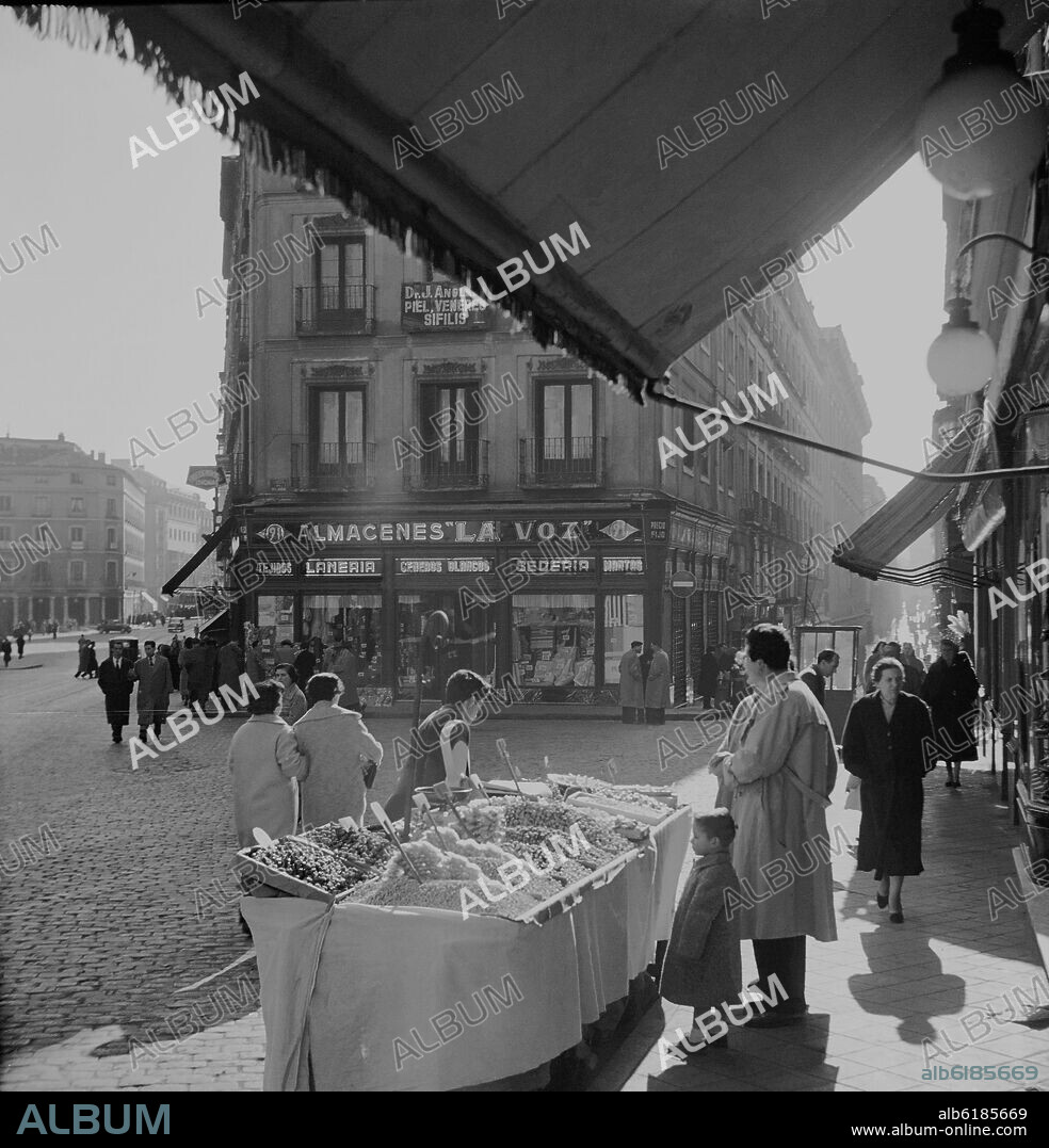 PUESTO DE FRUTOS SECOS JUNTO A LAS CALLES  FUENCARRAL Y CORREDERA ALTA DE SAN PABLO - FOTOGRAFIA EN BLANCO Y NEGRO - AÑOS 50.