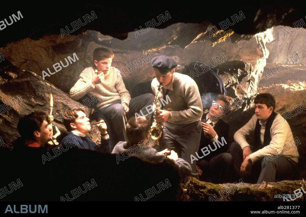 ETHAN HAWKE, JOSH CHARLES and ROBERT SEAN LEONARD in DEAD POETS SOCIETY, 1989, directed by PETER WEIR. Copyright TOUCHSTONE PICTURES.
