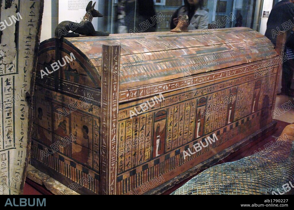 ARTE EGIPCIO. PERIODO TARDIO. DINASTIA XXV. SARCOFAGO exterior del SACERDOTE HOR. Fechado en el año 680 a. C. aproximadamente. Procede de la tumba de Hor, probablemente en Deir el-Bahari, Tebas. Este tipo de sarcófagos son muy comunes en este período: forma rectangular con un poste alto en cada esquina y una tapa abovedada. Museo Británico. Londres. Inglaterra. Reino Unido.