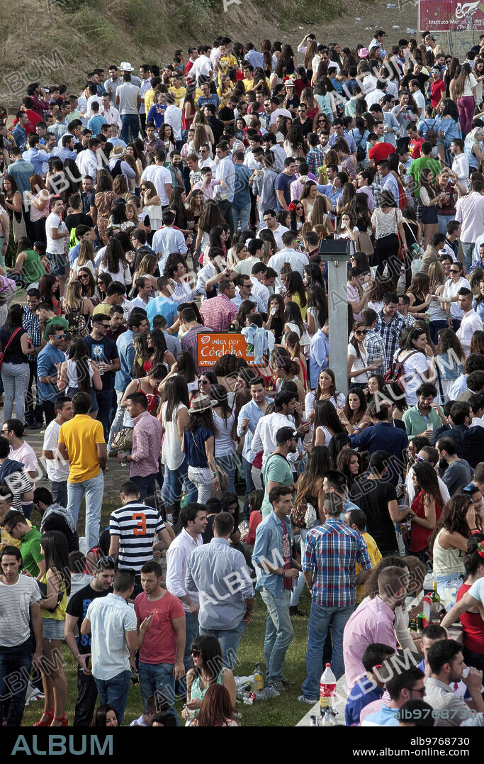 Cordoba. 27-05-14. Miercoles de Feria.Botellon. Foto: Rafael Carmona. Archcor.