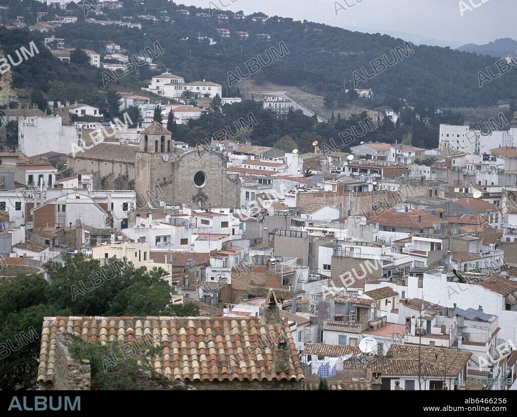 VISTA PANORAMICA DE TOSSA DE MAR CON LA IGLESIA DE SAN VICENTE AL FONDO.