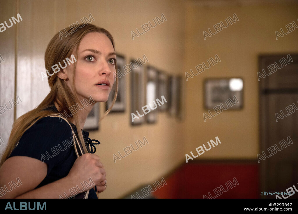 AMANDA SEYFRIED en LA APARIENCIA DE LAS COSAS, 2021 (THINGS HEARD & SEEN), dirigida por ROBERT PULCINI y SHARI SPRINGER BERMAN. Copyright Likely Story.
