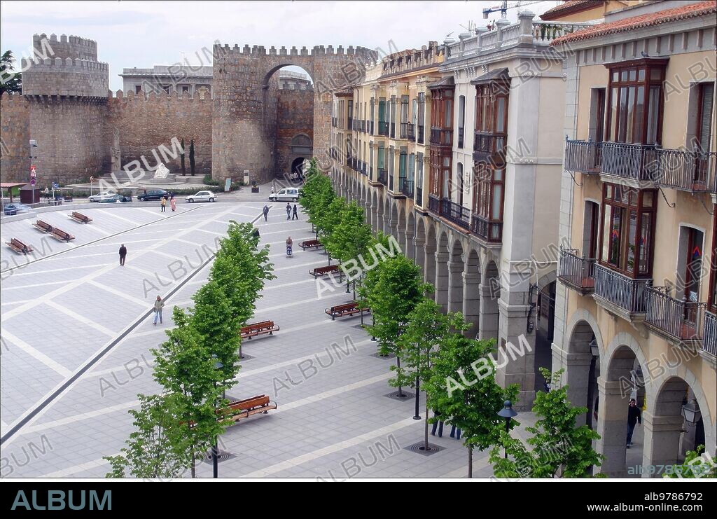 Ávila, 12-14-04. Porticoes in the Plaza de Santa Teresa or the Mercado Grande, in Ávila. Photo: M. Martin.