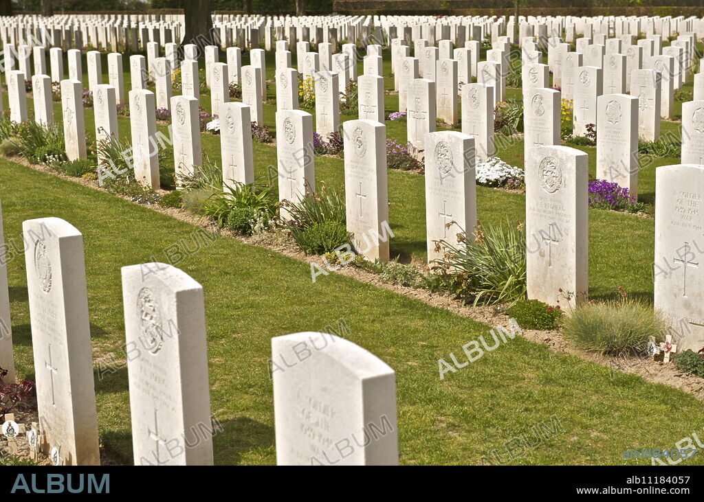 Graves in the Bayeux War Cemetery, largest British Cemetery of the Second World War, Bayeux, Calvados, Normandy, France, Europe.