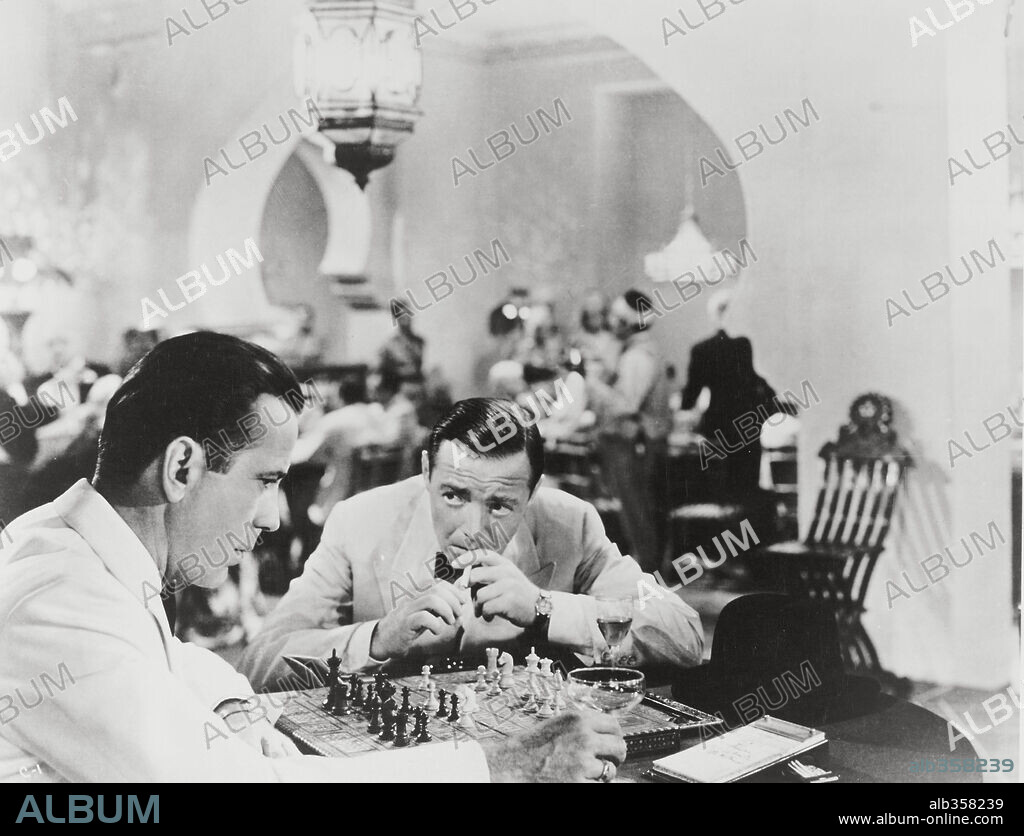 HUMPHREY BOGART y PETER LORRE en CASABLANCA, 1942, dirigida por MICHAEL CURTIZ. Copyright WARNER BROTHERS.