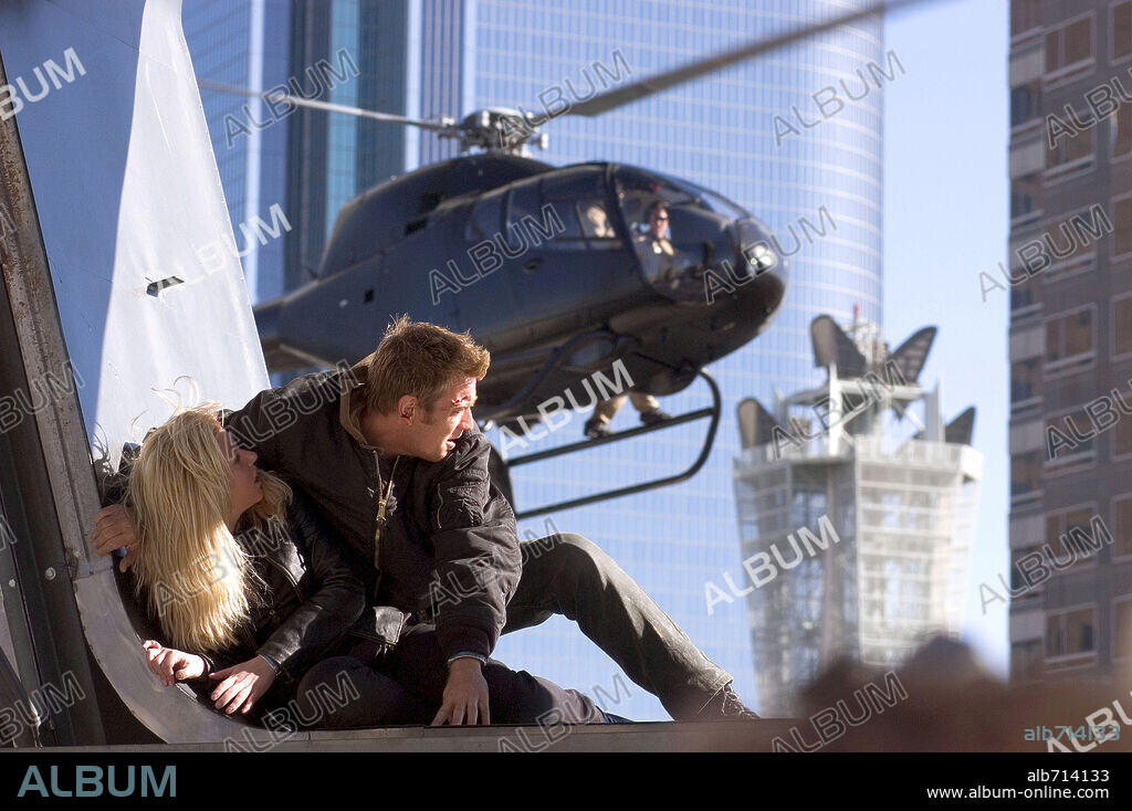 EWAN McGREGOR y SCARLETT JOHANSSON en LA ISLA, 2005 (THE ISLAND), dirigida por MICHAEL BAY. Copyright DREAMWORKS / MORTON, MERRICK.