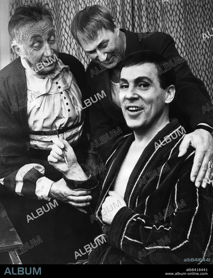 ARKIV STOCKHOLM 19651130. Erland Josephson sminkar sig till Faust tillsammans med kollegerna Tord Stål och Oscar Ljung.. Foto: Sven Åsberg / DN / SCANPIX / Kod: 192 . ** SVD OUT **.
