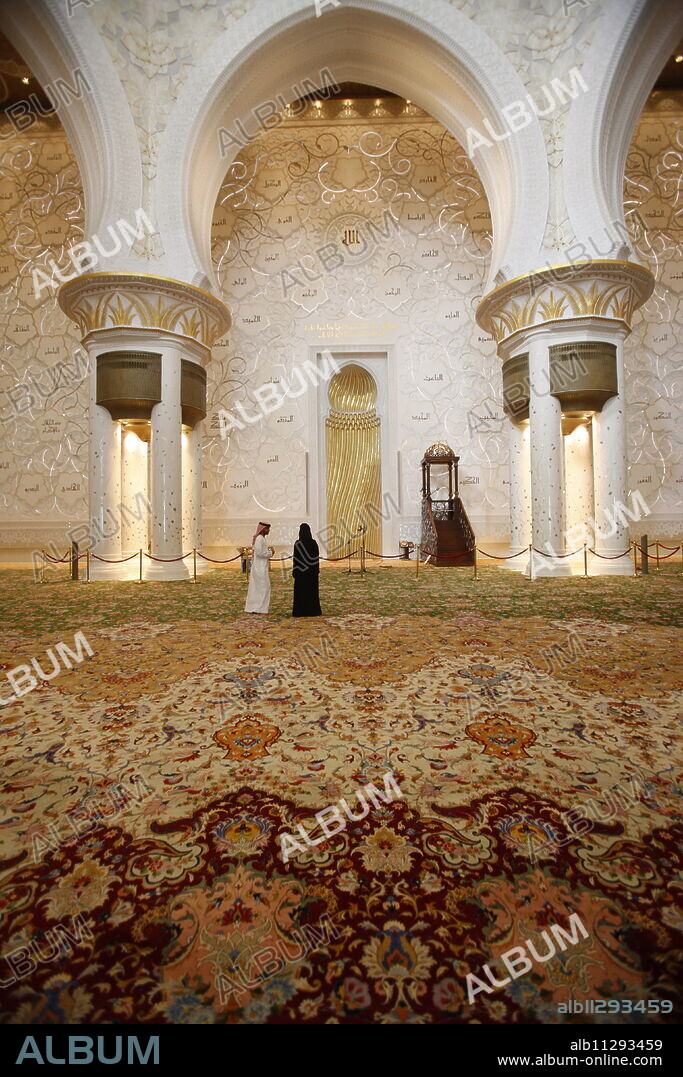 The main prayer hall features the world's largest hand-woven Persian carpet, Sheikh Zayed Grand Mosque, Abu Dhabi, United Arab Emirates, Middle East.