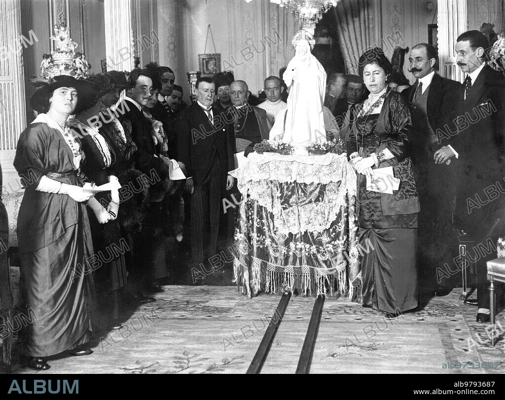 ALFONSO SÁNCHEZ PORTELA. Madrid, 1915. En el palacio de los Marqueses de Torrelaguna. El nuncio de S. S. , los dueños de la casa y los aristocráticos invitados (entre ellos el Marqués de Ugena) asisten a la ceremonia de consagrar aquel hogar al Sagrado Corazón de Jesús.