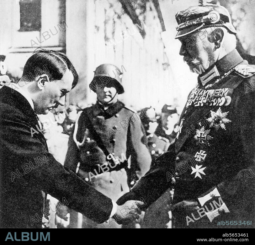 "Journée de Potsdam" (ouverture du Reichstag par une cérémonie solennelle d'État à l'église de la Garnison de Potsdam), 21 mars 1933. Le chancelier A. Hitler fait ses adieux au président du Reich Paul von Hindenburg devant l'église de la Garnison.