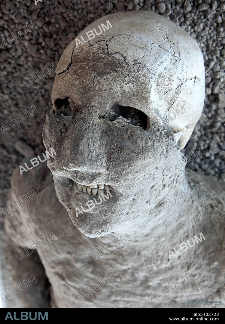 A victim of the ashfall, Garden of the Fugitives, Pompeii, Campania, Italy, Europe