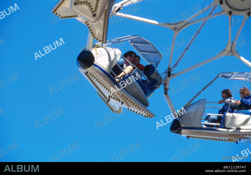 Singer Oliver Petszokat and actress Tatiani Katrantzi on a carousel during a visit to an amusement park, Germany 1997. (original german headline: Oliver Petszokat, Tatiani Katrantzi).