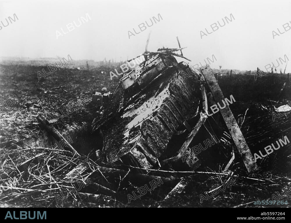 1. Weltkrieg 1914/18 / Westfront:. Tankschlacht bei Cambrai 20.-29. November 1917. (Angriff der engl. 3. Armee auf die dt. Siegfriedstellung). Zerstörter englischer Tank am Südrand von Bourlon. Foto.