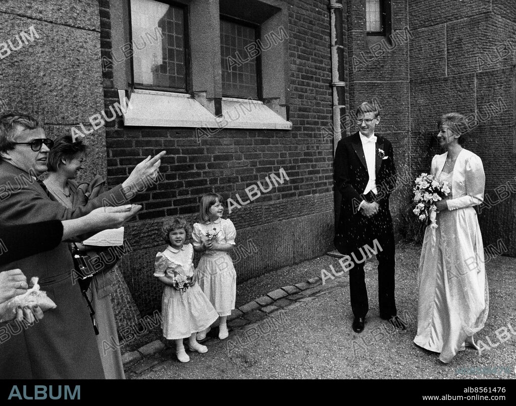 ARKIV 1984-04-14. Mia Bohman och Carl Bildt i samband med deras vigsel i Engelbrektskyrkan i Stockholm 14:e april 1984. I mitten brudnäbbparet Cecilia och Charlotta Anghus.. Foto: Ragnhild Haarstad / SvD / SCANPIX / Kod: 11014.