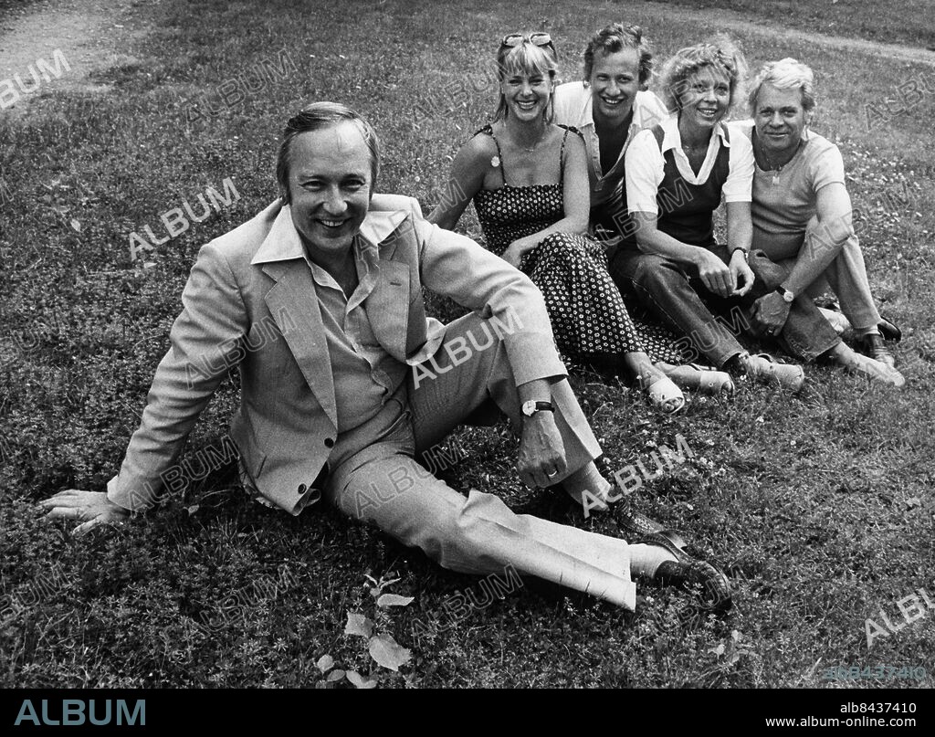 STOCKHOLM 19790620 . Musikern Leif Kronlund skall ut parkerna. I bakgrunden Eva bysing, Loa Falkman, Birgitta Smiding och Lasse Lönndahl.. Foto: Ragnhild Haarstad / SCANPIX / Kod 11014.