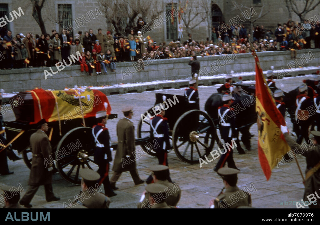 RESTOS MORTALES DE ALFONSO XIII A SU LLEGADA AL ESCORIAL PROCEDENTE DE ROMA.