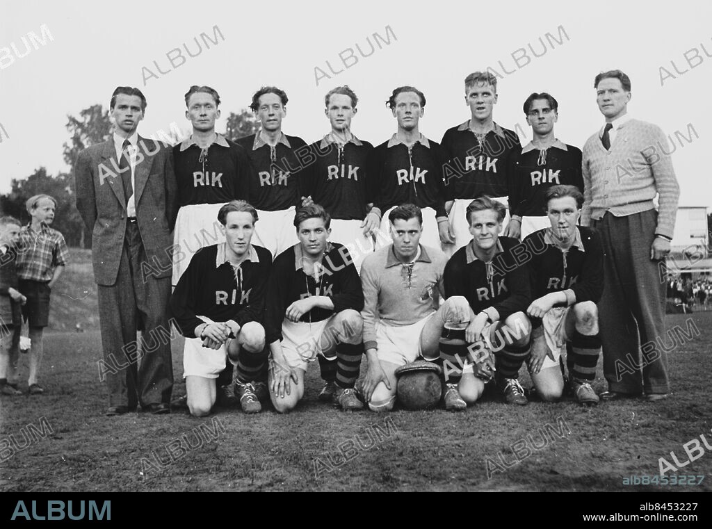 maj 1947 Göteborg. RIK Redbergslids fotbollslag: Stående fr.v.: Karl Erik Börjesson , Arne Karlsson , Allan Jansson , Bo Johansson , Lennart Johansson , Karl-Alfred Jacobsson , Sanny Jacobsson , Sixten Emanuelsson . Knästående fr.v.: Erik Larsson , Ove Gustafsson , Rolf Andreasson , Bengt Bäcklund samt Per Andersson. Foto: Kamerareportage *** Local Caption *** GP. KAMERAREPORTAGE.