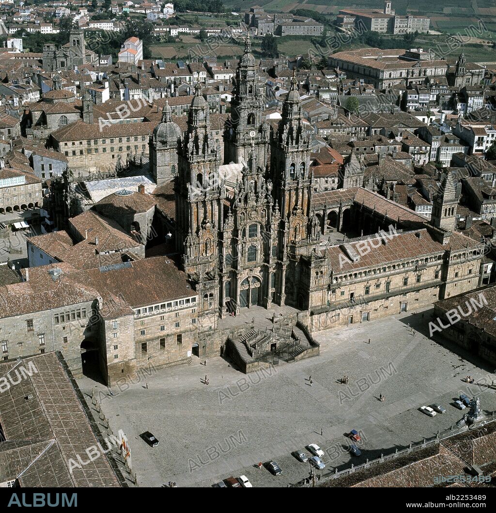 LA CORUÑA. SANTIAGO DE COMPOSTELA. VISTA AEREA DE LA CATEDRAL Y PLAZA DEL OBRADOIRO EN EL AÑO 1968.