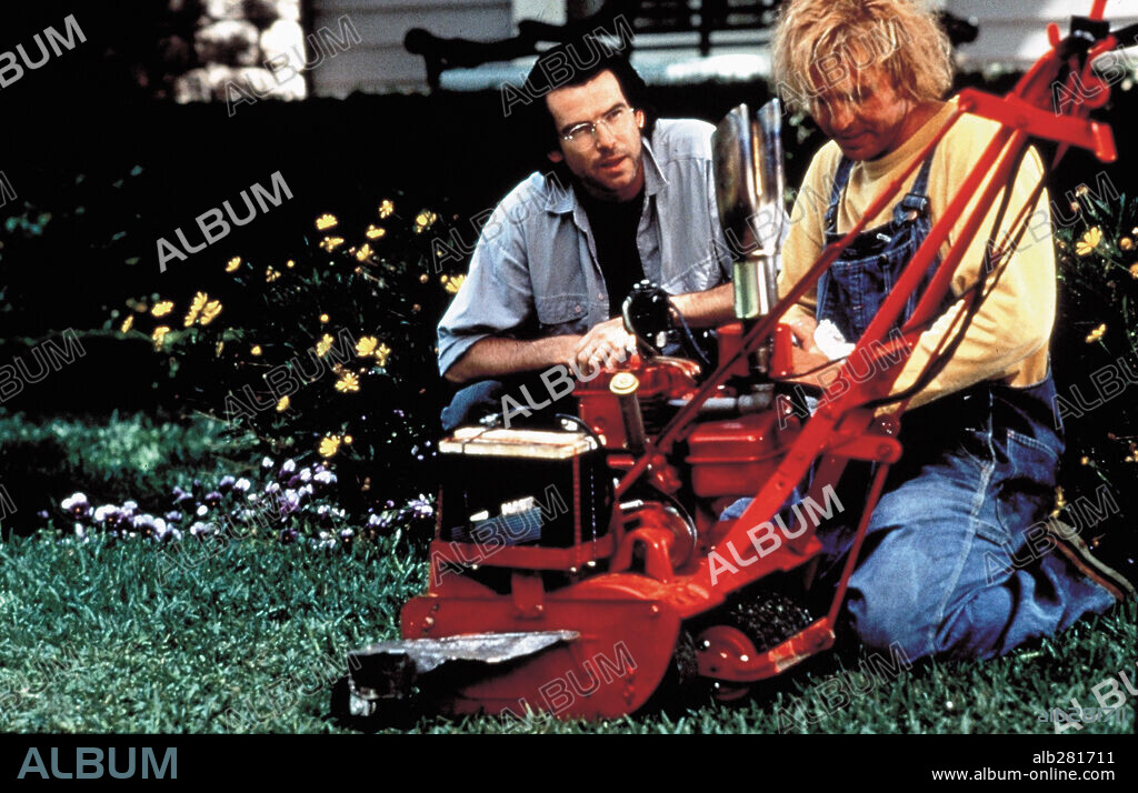 JEFF FAHEY y PIERCE BROSNAN en EL CORTADOR DE CÉSPED, 1992 (THE LAWNMOWER MAN), dirigida por BRETT LEONARD. Copyright FIRST INDEPENDENT/ALLIED VISION.