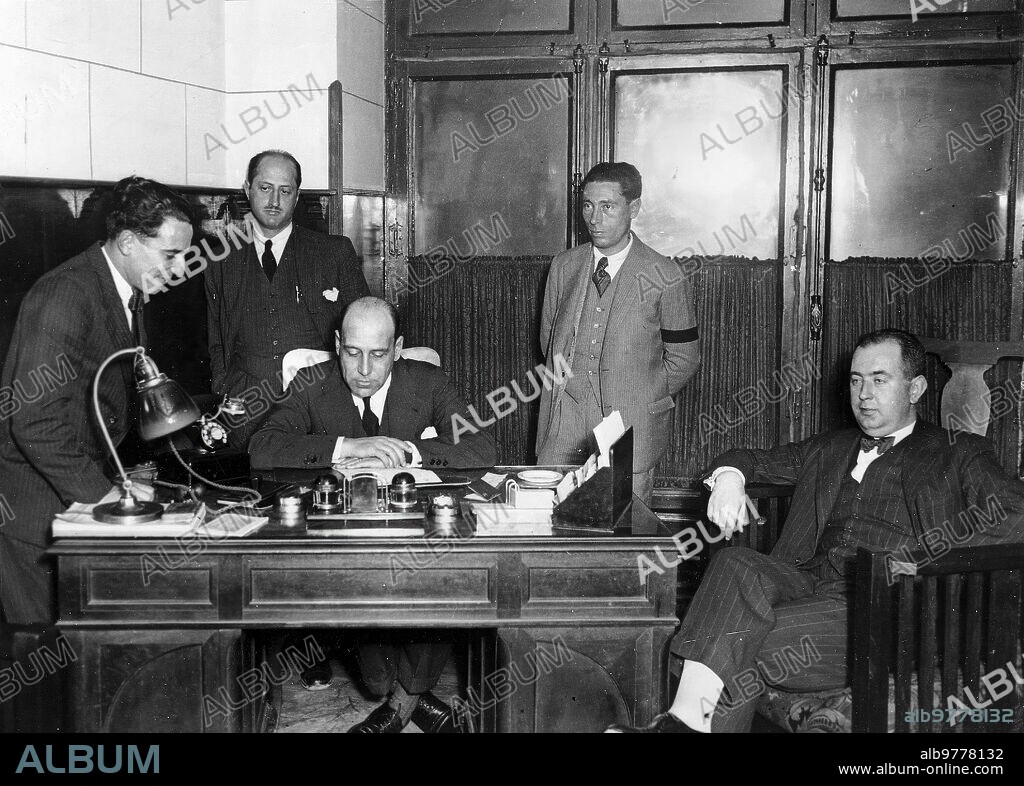 Madrid, 1931. Directivos del Real Madrid. Sentado en la mesa, el presidente Usera Bugallal. Detrás de él, Pablo Hernández Coronado.