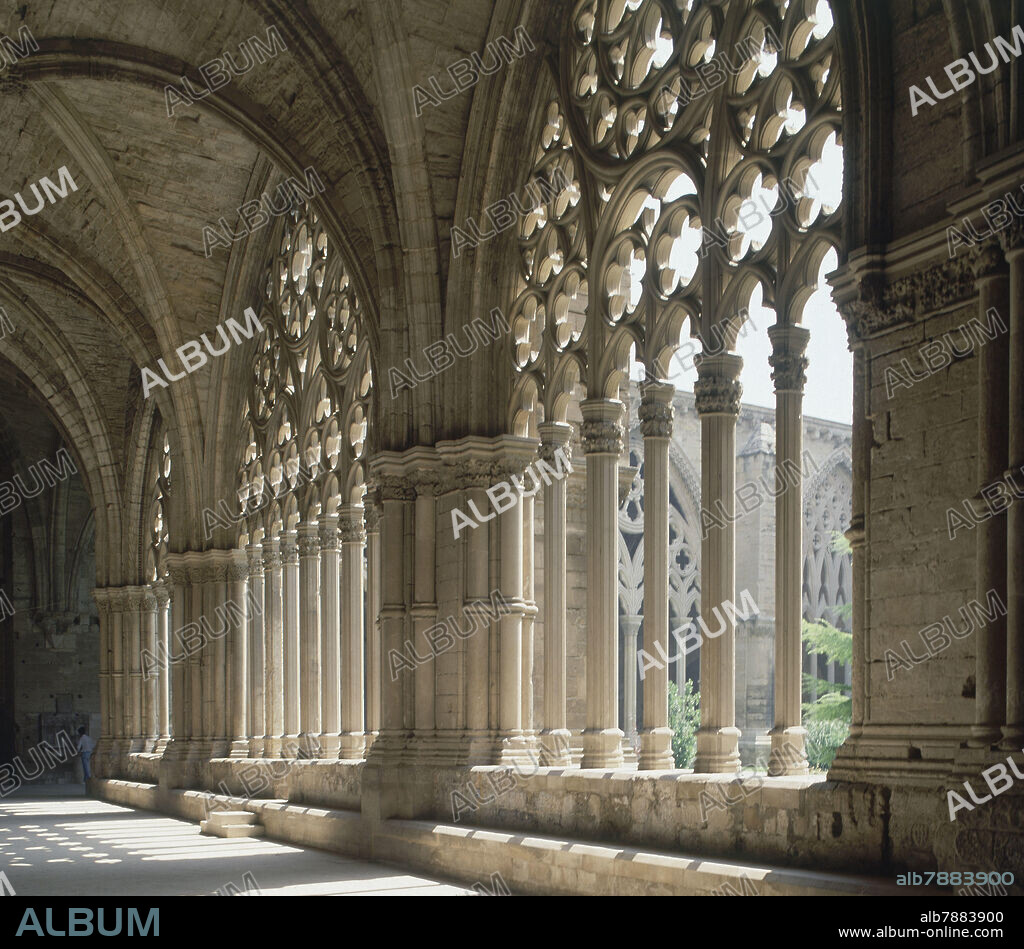JAUME CASCALLS Y GUILLERMO SOLIVELLA. CLAUSTRO DE LA CATEDRAL VIEJA DE LERIDA - ARCOS OJIVALES CON CRESTERIA - SIGLO XIV - GOTICO CATALAN.