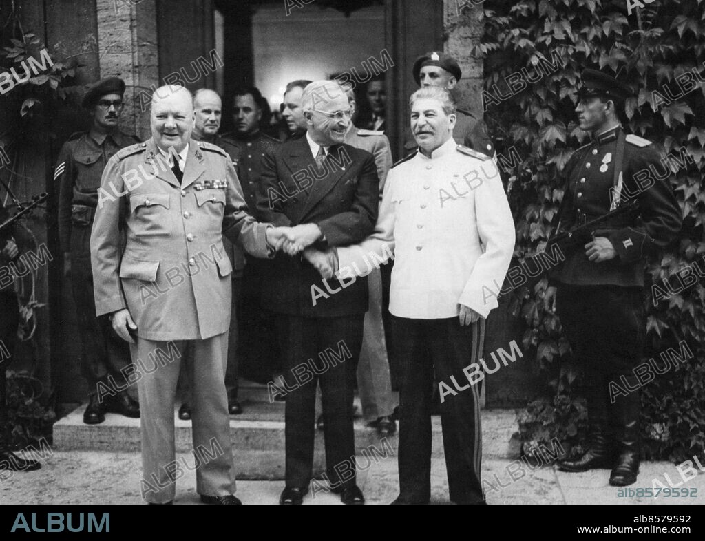 Orig. bildtext...BIG THREE CONFERENCE, BERLIN. Mr. Churchill entertained President Truman and Generalissimo Stalin to a dinner party at the Prime Minister's residence at Potsdam. July 23rd, 1945. Picture shows: Mr. Churchill, President Truman and Generalissimo Stalin, link hands outside the Prime Minister's residence. Anm. Potsdamkonferensen - konferens 17 juli - 2 augusti 1945 i Potsdam mellan USA, Sovjetunionen och Storbritannien Handslag CD61 persons: Harry S Truman ;Josef Stalin ;Winston Churchill sites: POTSDAM ;SOVJETUNIONEN* ;STORBRITANNIEN* ;TYSKLAND ;USA*.