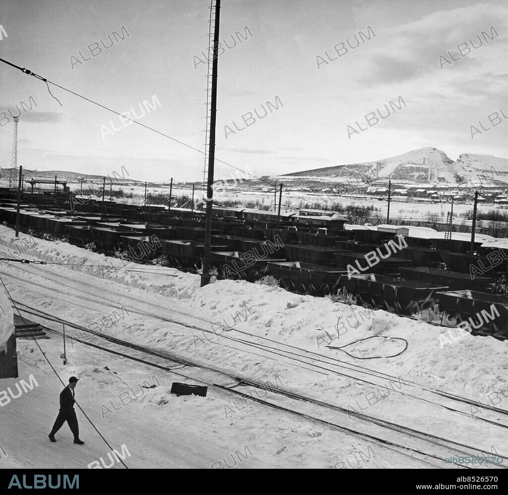 ARKIV KIRUNA 1955. Utsikt över malmbangården i Kiruna. I bakgrunde ses Luossavaara.. LKAB, Luossavaara-Kiirunavaara Aktiebolag, är en gruvdriftskoncern, ägd av svenska staten, grundad 1890 med järnmalmsbrytning i Kiruna och Malmberget som huvudsaklig verksamhet. Foto: Carl-Erik Sundström / DN / SCANPIX / Kod: 59. ** SVD OUT **.