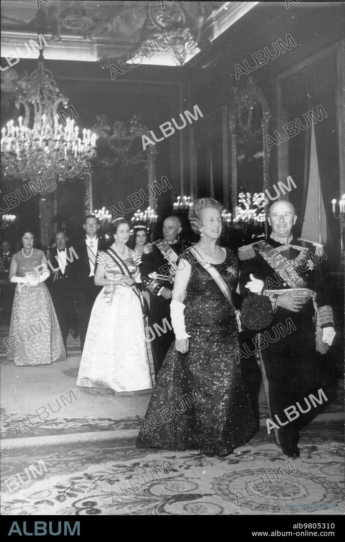 21 noviembre 1961. Estancia del presidente de la república de Portugal en Madrid, excelentísimo Sr. américo Thomas. Cena Ofrecida en el palacio de oriente por su excelencia el jefe del estado Español. En la Imagen, el jefe del Estado, don Francisco Franco, del brazo de la Señora de Thomas, doña Gertrudis ribeiro de costa Rodrígues Thomas; Tras ellos el almirante Thomas y doña Carmen polo de Franco. Al fondo los Marqueses de Villaverde y la Señorita Maria Natalia ribeiro Da costa Rodrigues Thomas, Hija del Presidente.